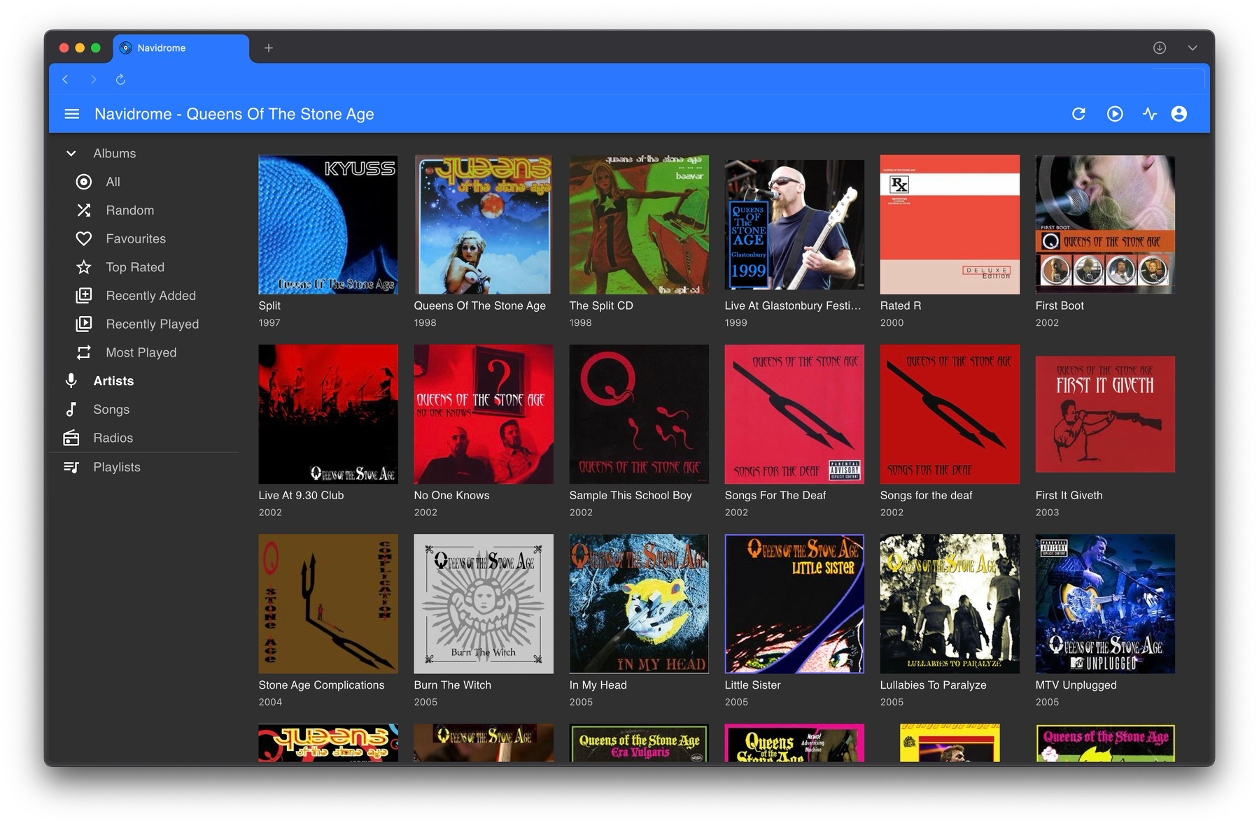 De interface van Navidrome met albumhoezen van de band Queens of the Stone Age met titels en jaartallen in een overzichtelijke rasterindeling met een donkere achtergrond.