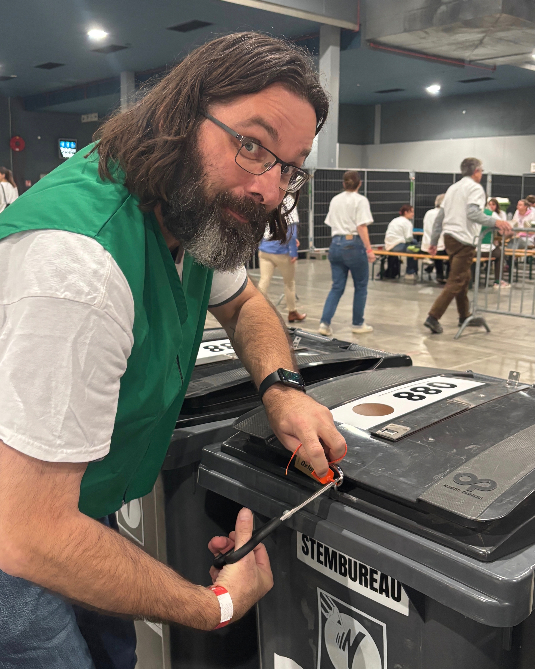 De stembus openen De stembus openen