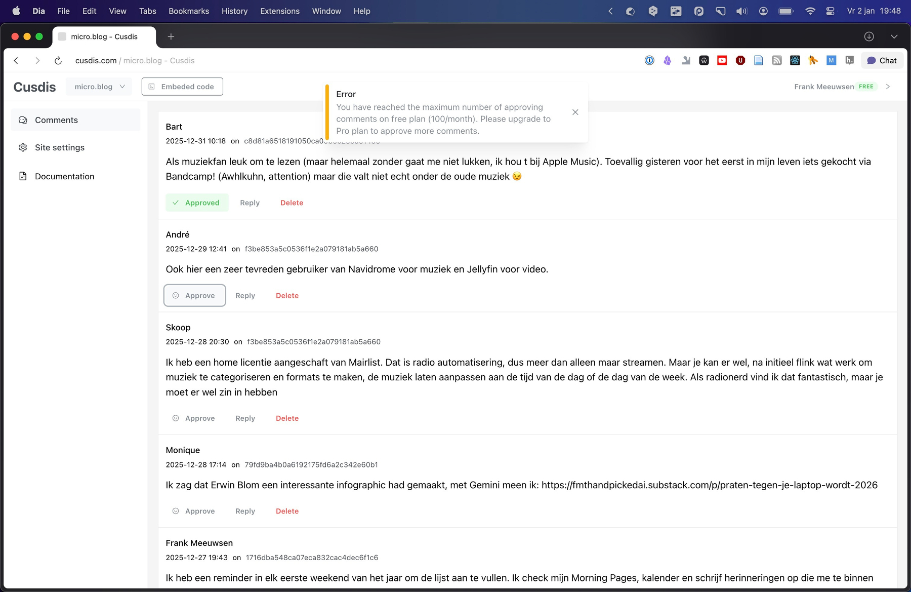 Op een computerbeeldscherm staan verschillende opmerkingen over muziek en streamingdiensten De gebruikers reageren op elkaars berichten in een online discussieforum en er wordt een foutmelding weergegeven over een limiet voor goedkeuren van reacties