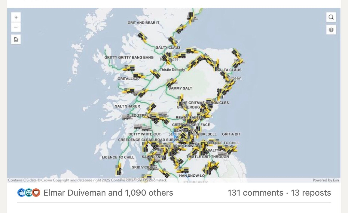 Een kaart toont verschillende locaties gemarkeerd met gele vrachtwagens verbonden door groene wegen en teksten die namen lijken te zijn van deze locaties in een schaal van Schotland.
